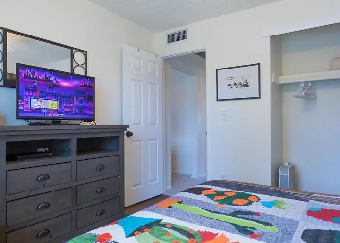 Charming House Pool Near Kiwanis Park Freeways Holiday home *